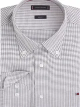Camisa de vestir Tommy Hilfiger de corte clásico, confeccionada en tejido Oxford de algodón regenerativo con estampado a cuadros Tattersall en tonos blanco, azul y gris. Tiene cuello abotonado, cierre con botones, manga larga y logo bordado en el pecho.