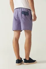 Short de baño estampado con cintura elástica ajustable con cordón, dos bolsillos laterales y uno trasero. Confeccionado en tela ligera de secado rápido y logo bordado.