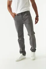 Jean celeste de corte recto y tiro medio, con efecto lavado y presillas para cinturón.