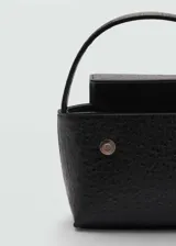Bolso negro con textura de piel de avestruz, forro interior, asa corta y cierre de imán.