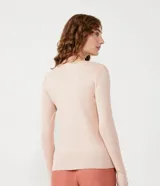 Suéter de punto color verde, con cuello barco, mangas largas y textura acanalada.