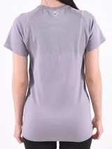 Remera técnica de color gris, con diseño de ajuste regular y mangas cortas.