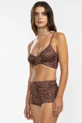 Top de bikini marrón con estampado animal print, breteles finos y corte cruzado en el frente.