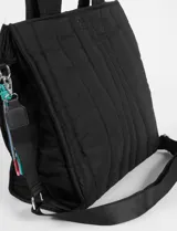 Bolso tipo shopper acolchado color beige claro, con costuras verticales onduladas en hilo azul. Posee dos asas de hombro y un pequeño accesorio colgante con cordones de colores en uno de los laterales. Presenta un logo cuadrado negro en el centro frontal.