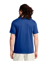 Remera celeste de manga corta Under Armour con logo estampado en el pecho.