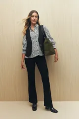 Camisa marrón con estampado animal print, cuello clásico, abotonadura frontal y mangas largas con puños elastizados.