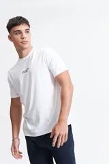 Remera blanca de manga corta con cuello redondo y estampado pequeño en el pecho.