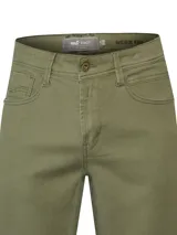 Pantalón de jean color verde oliva, corte recto, con tiro medio y ajuste con cierre y botón. Confeccionado en denim con tecnología Natural Flex y poliéster reciclado con certificación Repreve.