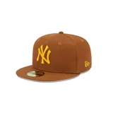 Gorra New Era marrón con el logo de los New York Yankees bordado en amarillo.