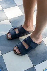 Sandalias con base de corcho y dos tiras anchas de cuero azul con hebillas ajustables.