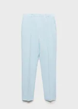 Pantalón de vestir celeste claro de lino, con tiro alto, corte recto, bolsillos laterales y traseros, trabillas y cierre frontal oculto con botón, gancho y cremallera.