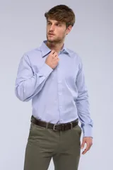 Camisa de vestir a rayas, con cuello de vestir y botones personalizados, de manga larga y pinzas en la espalda.