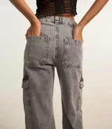 Pantalón de jean gris con bolsillos cargo laterales, corte recto y cintura alta.