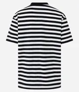 Remera de algodón con cuello redondo, manga corta y rayas horizontales en blanco y negro.