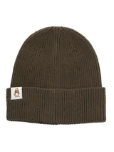 Gorro beanie marrón de punto acanalado, confeccionado en 50% poliéster reciclado y 50% acrílico. Tiene un parche con el logo de Hush Puppies en el frente.