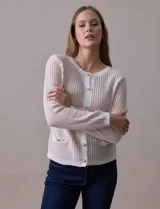 Cárdigan de punto tweed color beige, marca Ninety, con escote redondo, cierre frontal con botones metálicos dorados y bolsillos simulados.