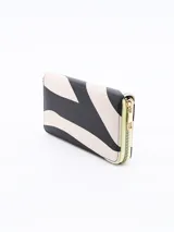 Billetera con estampado de cebra en tonos beige y negro, con cierre dorado.
