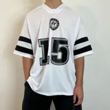 Remera negra estilo fútbol americano con cuello en V y mangas cortas con tres rayas blancas. Estampado frontal con logo y número 20 en blanco.