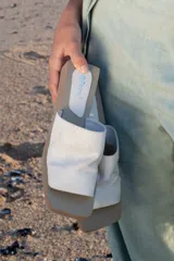 Sandalias de cuero color blanco gastado, con diseño de tiras anchas y suela tipo plataforma.