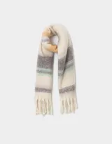 Bufanda tejida con diseño a rayas horizontales en tonos pastel, con flecos en los extremos y etiqueta de goma.