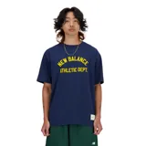 Remera de manga corta color azul marino con estampado frontal en amarillo que dice "New Balance Athletic Dept.".