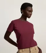 Blusa básica de algodón color tostado, de manga corta con dobladillo y nudo frontal.