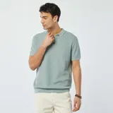 Remera polo de punto color celeste con textura tipo waffle, de corte clásico, manga corta y cuello con botones.