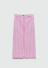 Falda midi de corte recto con estampado de rayas verticales rosas y blancas. Tiene abertura frontal, cierre con cremallera y botón, bolsillos laterales y traseros.