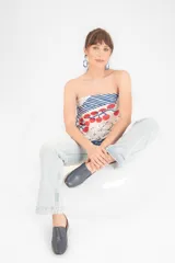 Zapato tipo mocasín color azul marino, con elástico en la abertura y suela color crema.