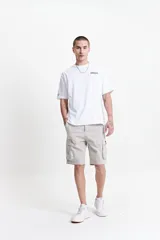 Bermuda cargo color marrón claro, con bolsillos laterales y traseros con solapa.