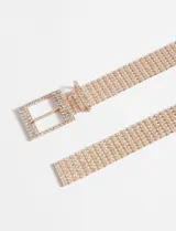 Cinturón dorado con hebilla rectangular, cubierto de strass.