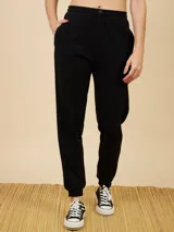 Pantalón de jogging negro con cintura elástica y cordón ajustable.