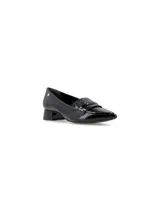 Zapato tipo mocasín de cuero texturado color negro charol, con terminación en punta y taco cuadrado bajo.