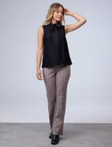 Blusa azul marino de encaje sin mangas, con cuello camisero y lazo al cuello.