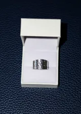 Anillo ancho de plata 925 con textura martillada. Diseño hipoalergénico.