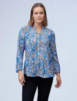 Camisa de gasa estampada de la marca Ruby Rd, con cuello a la base, escote en V y detalle plisado en la delantera.