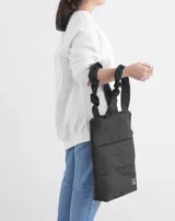 Bolso tote negro acolchado con doble asa de hombro.