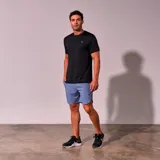 Short deportivo de hombre color celeste con cintura elástica negra, cordón de ajuste interno, bolsillos laterales y logo estampado en la pierna.