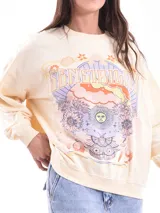 Buzo color beige con estampado de flores y texto en blanco.