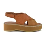 Sandalias marrones con plataforma, tiras anchas cruzadas y ajuste con hebilla al tobillo.