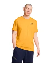 Remera celeste de Under Armour, corte clásico, mangas cortas y logo estampado en el pecho.