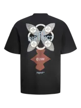 Camiseta negra de manga corta con cuello redondo y corte holgado.