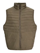 Chaleco acolchado verde militar sin mangas, con cuello alto, cierre frontal con cremallera y bolsillos delanteros.