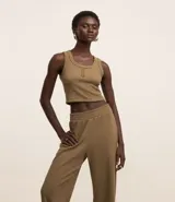 Pantalón largo marrón de corte recto, confeccionado en tejido de punto acanalado con cintura elástica ancha y superficie texturizada.