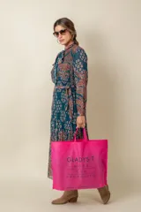 Vestido plisado de gasa estampada, con lazo en la cintura y en el cuello, de corte largo.