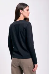 Remera básica de manga larga color negro, de corte recto y cuello redondo.
