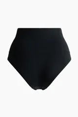 Bombacha de punto negra con efecto moldeador en la cintura. Modelo de tiro alto con refuerzo interior y cobertura media en la parte de atrás. Diseñada con el mínimo de costuras para una sensación suave y mínima visibilidad bajo la ropa.