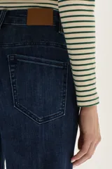 Jean de mezclilla azul oscuro, tiro alto, corte recto y ancho en la pierna.