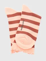 Calcetín de largo medio, color rosa pálido con rayas horizontales en tono terracota. Presenta un borde superior festoneado y un pequeño bordado de un perro sentado en la caña.