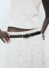 Falda midi de encaje blanco con diseño recto y bajo asimétrico con terminaciones en pico. Posee forro interior y cintura elástica.